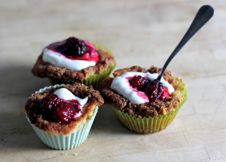 blackberry crumble cupcakes